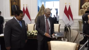 Bill Gates Hadiahkan Boneka Paus untuk Kucing Prabowo