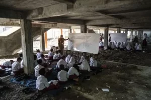 Gedung Terkunci, Siswa SDN Bedono 1 Belajar di Kolong!