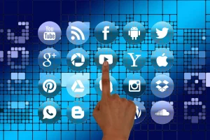 Multimedia vs Media Konvensional: Mana Lebih Efektif?