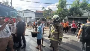 Kebakaran Hanguskan Lima Kios Buku di Jalan Semarang Surabaya