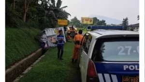 Sopir Ngantuk, Truk Boks Masuk Parit di Tol Jagorawi