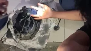 ABG Bogor Nyangkut Jari di Lubang Oli, Blok Mesin Dibawa ke Damkar