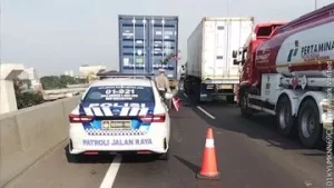 Tol Wiyoto Wiyono Macet Arah Pluit karena Truk Alami Masalah