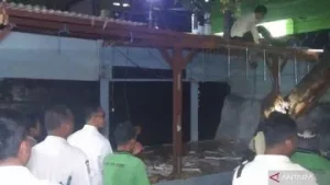 Polisi Bongkar Posko Ormas di Pasar Kramat Jati, Buru Preman