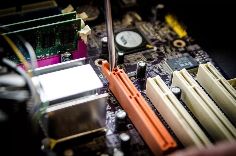 Kuliah atau Langsung Kerja? Opsi Setelah Lulus dari Jurusan Teknik Elektronika