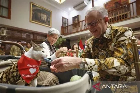 PM Australia Hadiahkan Kalung Syal ke Bobby Kartanegara