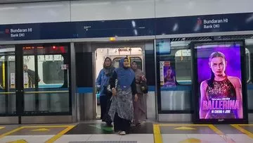 Emak-emak Bekasi Coba MRT, Ternyata Bukan Cuma Buat Kantoran