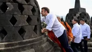 Momen Tangan Macron Sentuh Patung Buddha di Borobudur