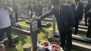 Rano Karno Tabur Bunga di TMP: Kita Bangun Jakarta Bareng