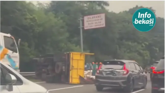 Truk Pecah Ban, Tol Cikampek Arah Jakarta Macet Panjang