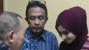 Pria Teriaki Wanita Teroris di Bus Minta Maaf