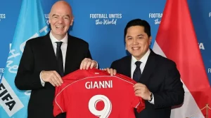 Erick Thohir Hadiahkan Jersey Timnas ke Presiden FIFA!