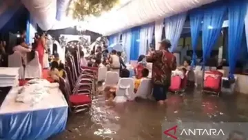 Pernikahan di Tengah Banjir Rob Muara Angke, Penghulu Digendong