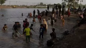 Warga Pakistan Serbu Kanal Chenab di Tengah Gelombang Panas