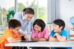 Bantu Siswa Jadi Cerdas Digital Lewat Peran Guru