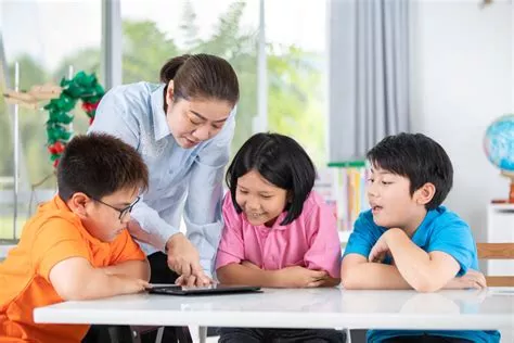 Bantu Siswa Jadi Cerdas Digital Lewat Peran Guru