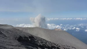 Gunung Semeru empat kali erupsi dengan tinggi letusan hingga 1 Km