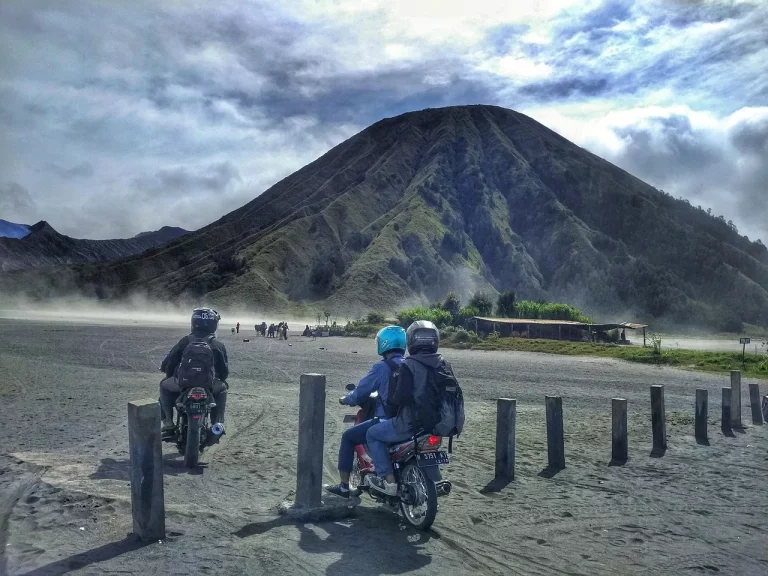 Gunung Semeru Erupsi Empat Kali dengan Letusan Hingga 1 Kilometer