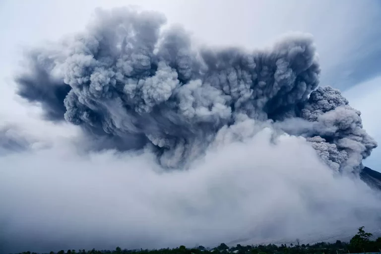 Gunung Marapi Luncurkan Abu Vulkanik Setinggi 1.200 Meter, Warga Diimbau Waspada