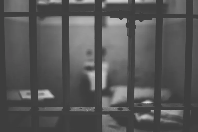Razman Nasution Menangis, Peluk Anak-Anak Usai Dituntut 2 Tahun Penjara terkait Kasus Hotman Paris
