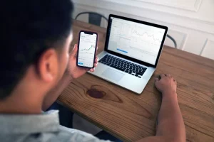 Ekonom Ingatkan Investor, Saham COIN Bisa Terjun Bebas Jika Bitcoin Ambruk