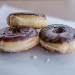 Food Vlogger Nanakoot Soroti Kemasan dan Rasa Donat Pinkan Mambo: “Rasanya Lebih Mirip Roti Goreng”