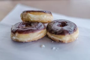 Food Vlogger Nanakoot Soroti Kemasan dan Rasa Donat Pinkan Mambo: “Rasanya Lebih Mirip Roti Goreng”