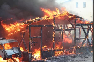 Kebakaran yang melanda pusat perbelanjaan Corniche Hypermarket di kota Kut, Irak timur