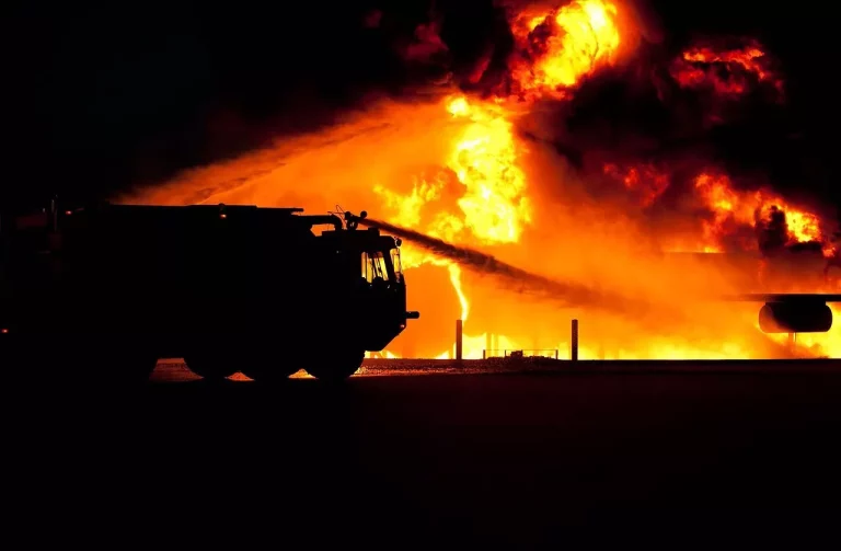 Kapolda Sulut Pimpin Evakuasi Penumpang KM Barcelona V A yang Terbakar di Talise