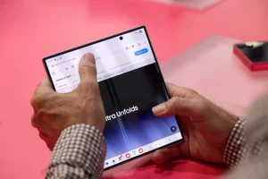Apple mungkin telah menyerah pada tekanan untuk menciptakan ponsel lipat dengan teknologi Samsung, bukan desain buatannya sendiri