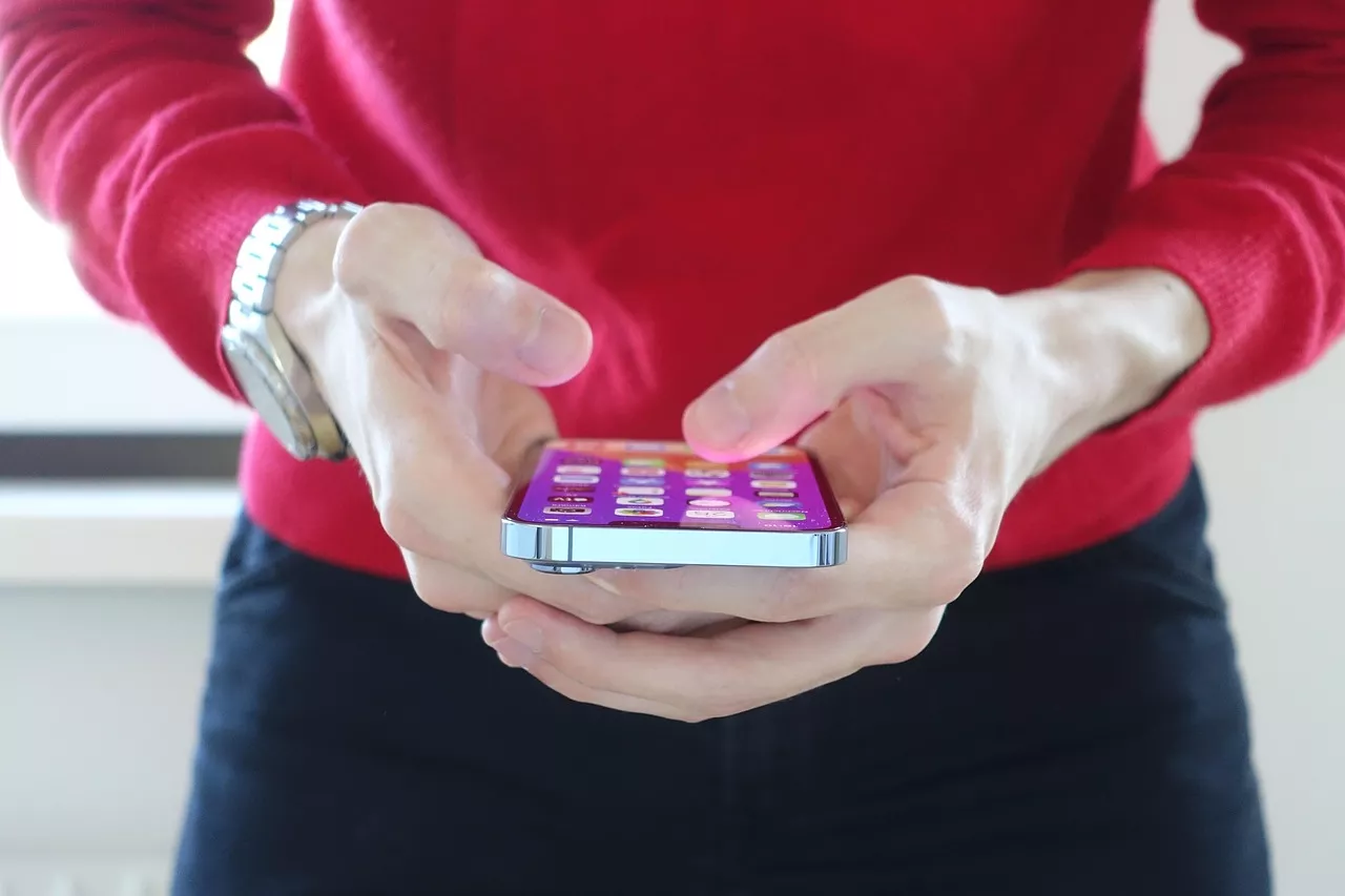Warna Baru iPhone 17: Radikal, Reflektif, dan Bisa Berubah Warna!