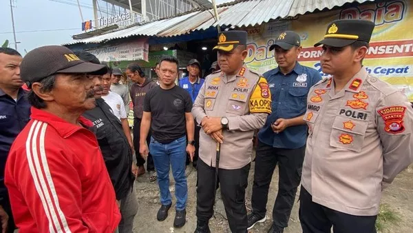 Tiga Opang Paksa Ibu dan Bayi Turun dari Taksi Online saat Hujan, Polisi Turun Tangan