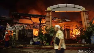 Kebakaran Besar Menghanguskan Hampir Seluruh Kios Pasar Taman Puring, Jakarta Selatan