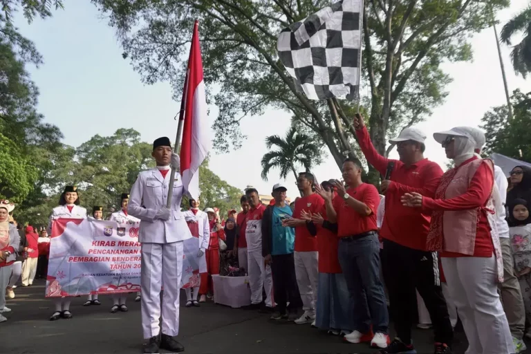 Semarakkan HUT ke-80 RI, Kirab Bendera Merah Putih Ramaikan CFD di Depok
